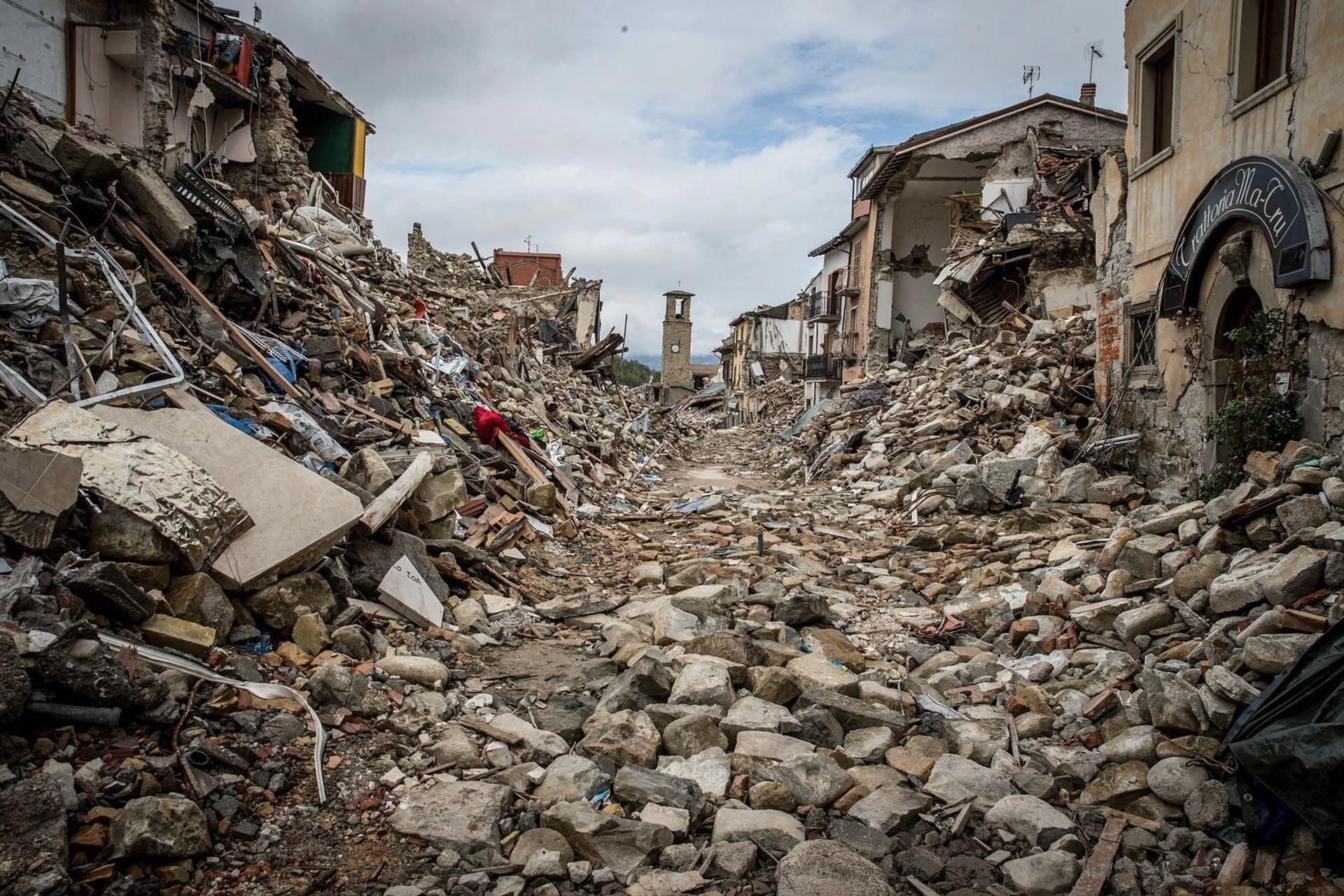 ined a machine learning system to detect eartquakes using these tiny gravitational signals, showing how they may be used to pinpoint the position and extent of a major quake in near-real-time.